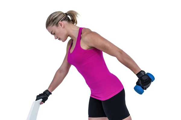 Mujer musculosa haciendo ejercicio con mancuerna — Foto de Stock