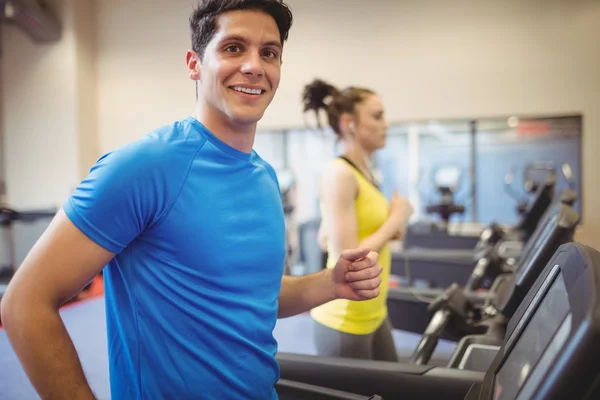 Fit mensen met behulp van de loopbanden — Stockfoto