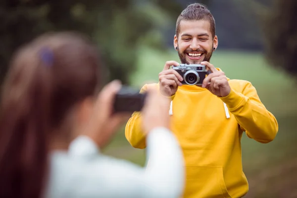 Paar beim Fotografieren — Stockfoto