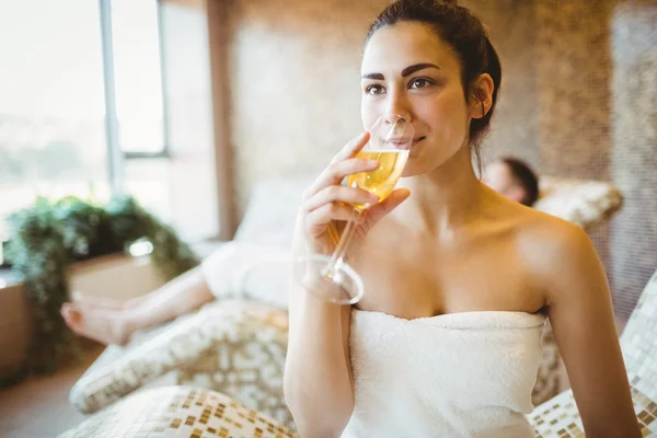 Frau genießt Champagner — Stockfoto