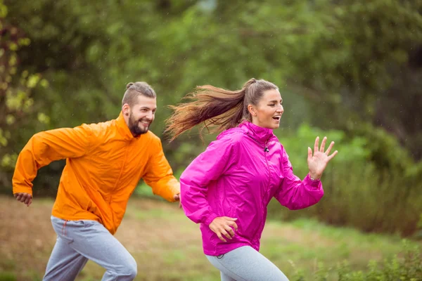 Pareja feliz corriendo en una caminata —  Fotos de Stock