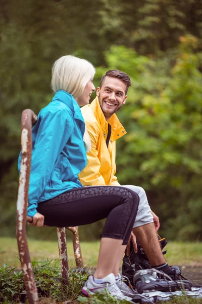 Casal feliz em uma caminhada — Fotografia de Stock