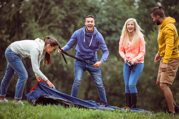 Amici che installano la loro tenda — Foto Stock