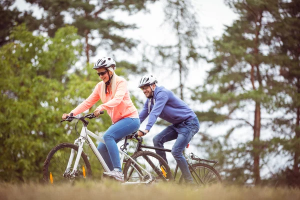 Casal feliz em um passeio de bicicleta — Fotografia de Stock