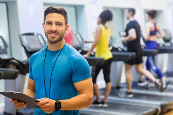 Trainer lächelt in die Kamera — Stockfoto