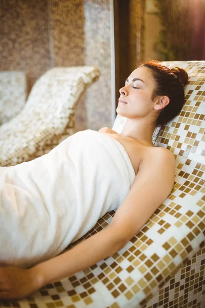 Femme relaxante au spa — Photo