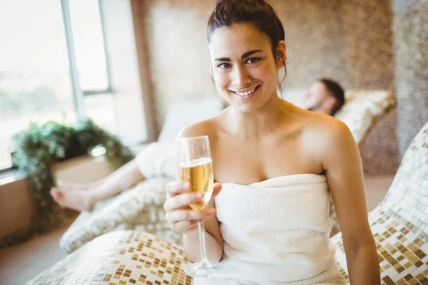 Lächelnde Frau mit einem Glas — Stockfoto