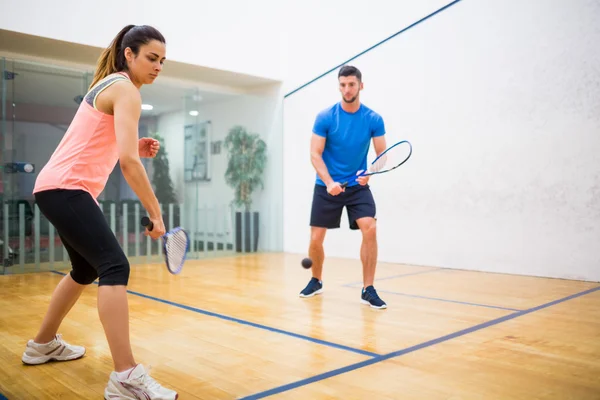 Pareja jugando squash juntos — Foto de Stock