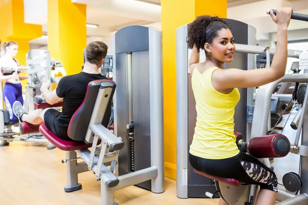 Fit people using weights machines — Stock Photo, Image