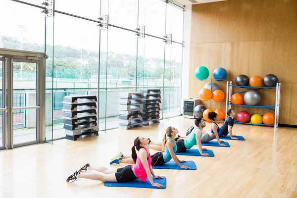 Aula de fitness exercitando-se no estúdio — Fotografia de Stock