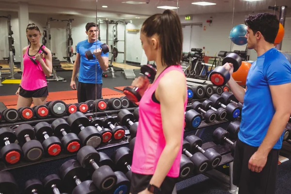 Pareja en forma haciendo ejercicio — Foto de Stock