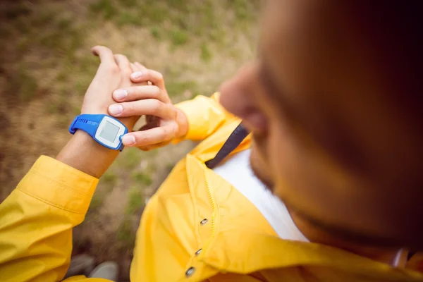 Man using his smartwatch on a hike — Stock Photo, Image
