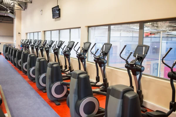 Cross trainer machines in a row — Stock Photo, Image