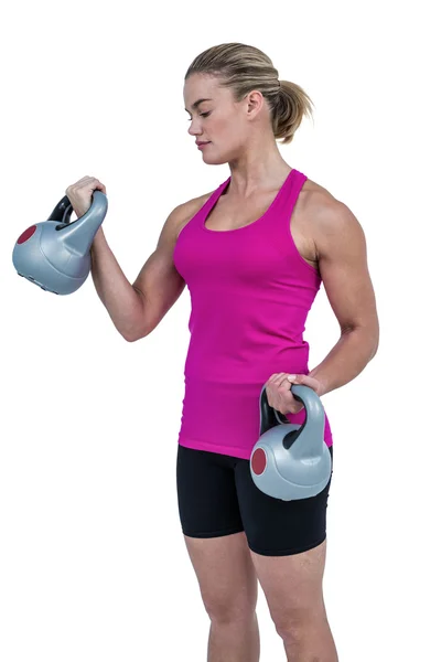 Donna che esercita con kettlebells — Foto Stock