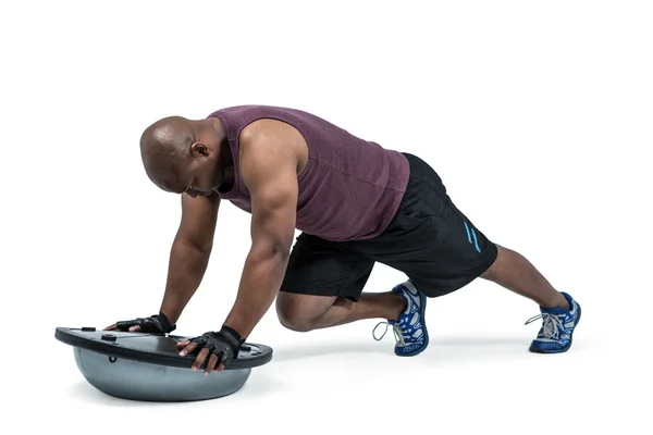 Apto homem exercitando com bola de bosu — Fotografia de Stock