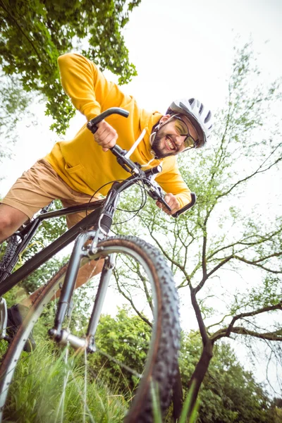 Knappe man met mountainbike — Stockfoto