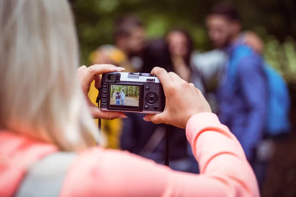 Happy vrienden op wandeling samen — Stockfoto