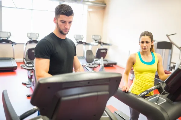 Couple utilisant des tapis de course — Photo