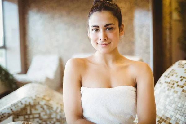 Žena vsedě na sobě ručník — Stock fotografie