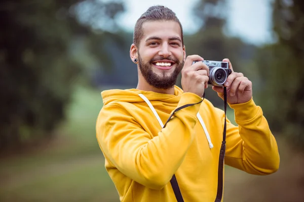 Guapo hipster usando la cámara vintage — Foto de Stock