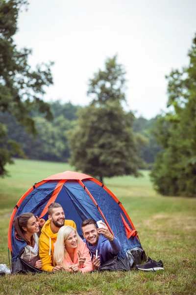 快乐的朋友躺在他们的帐篷 — 图库照片