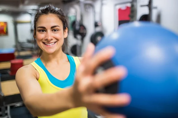 Frau hält Medizinball in der Hand — Stockfoto