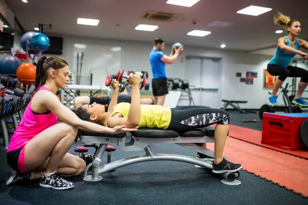 Fit mensen in gewichten kamer — Stockfoto