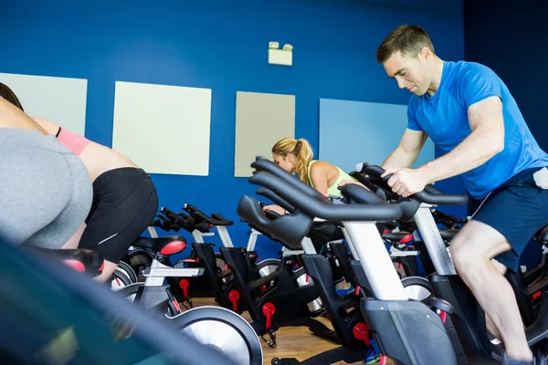 Fit people in a spin class — Stock Photo, Image