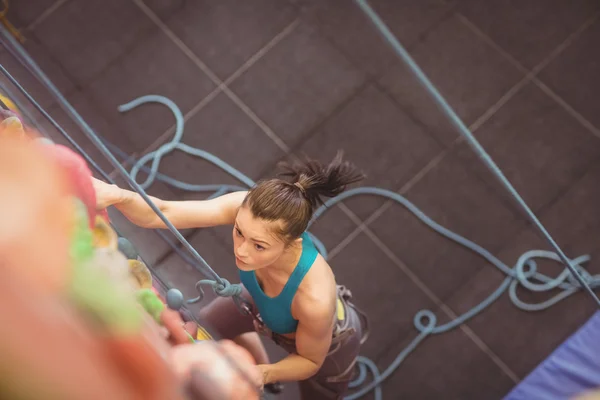 Donna arrampicata su parete rocciosa — Foto Stock