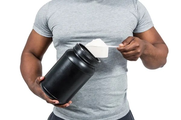 Man ösa proteinpulver — Stockfoto