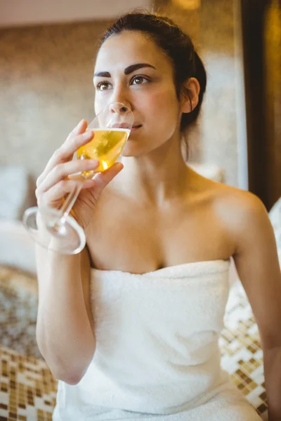 Femme appréciant le champagne — Photo