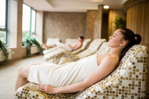 Couple relaxing in the thermal suite — Stock Photo, Image