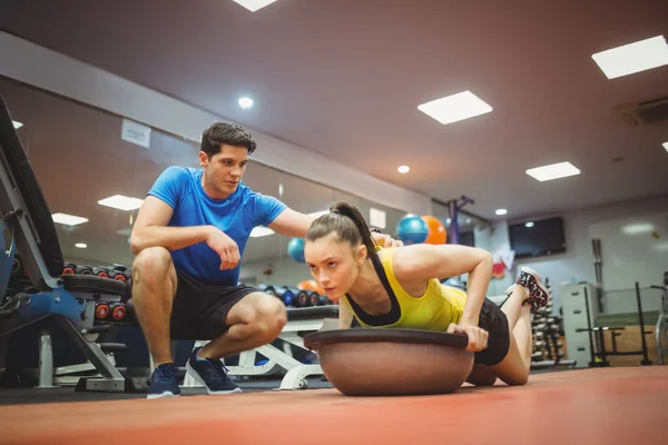 Fit mujer haciendo ejercicio con entrenador — Foto de Stock