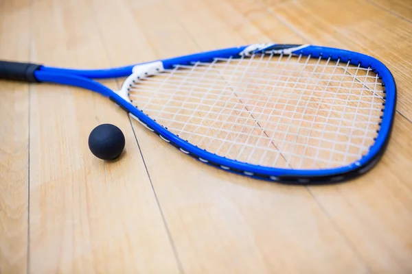 Primer plano de una raqueta de squash y pelota — Foto de Stock