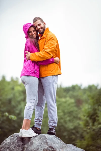 Happy couple on a hike — Stock Photo, Image