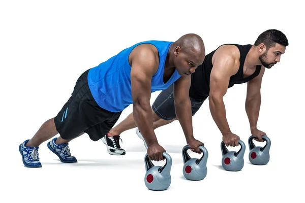 Amigos fortes usando kettlebells — Fotografia de Stock