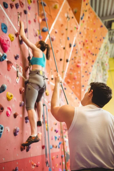 Instructor mujer guía — Foto de Stock