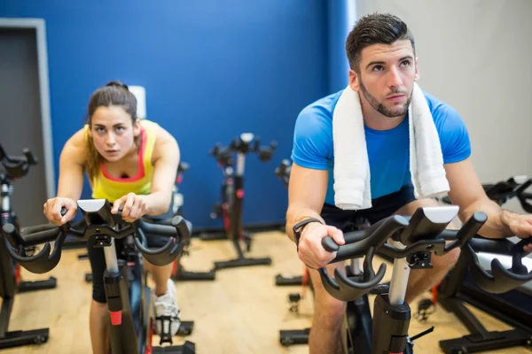 Couple concentré utilisant des vélos d'exercice — Photo