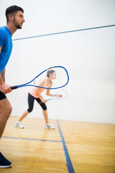 Mujer a punto de servir la pelota —  Fotos de Stock