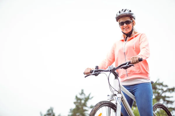 Счастливая женщина на велосипеде — стоковое фото