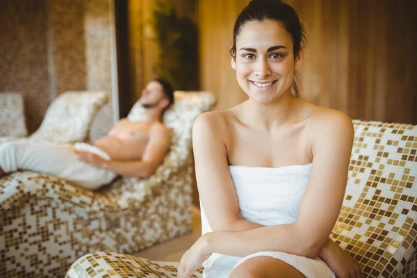 Vrouw die naar de camera kijkt — Stockfoto