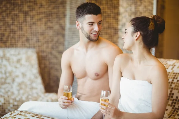 Paar samen met champagneglazen — Stockfoto
