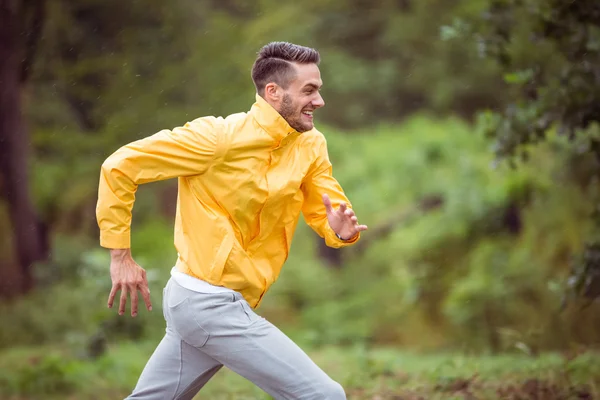 Щасливий чоловік біжить в похід — стокове фото