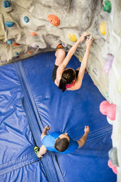 Fit paar klimmen binnenshuis — Stockfoto