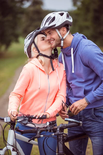 Pareja feliz en un paseo en bicicleta — Foto de Stock