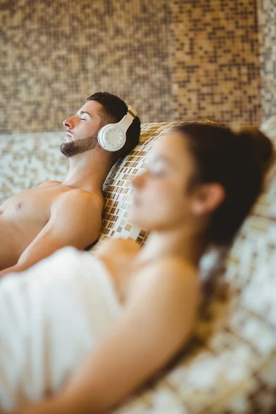 Uomo e donna sdraiati insieme — Foto Stock