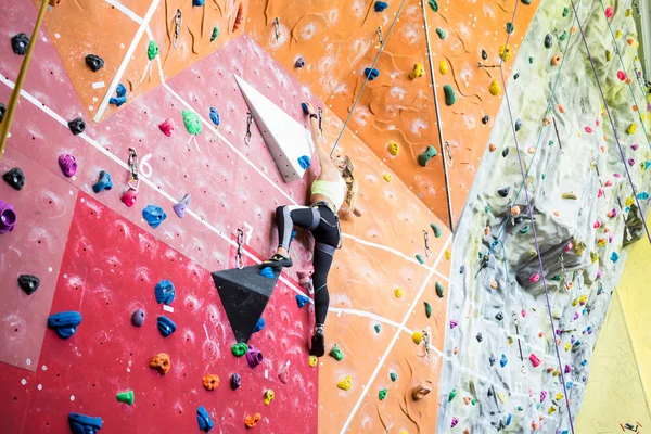 Fit blonde rock climbing — Stock Photo, Image