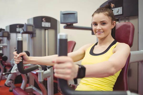 Fitte Frau mit Gewichtmaschine — Stockfoto