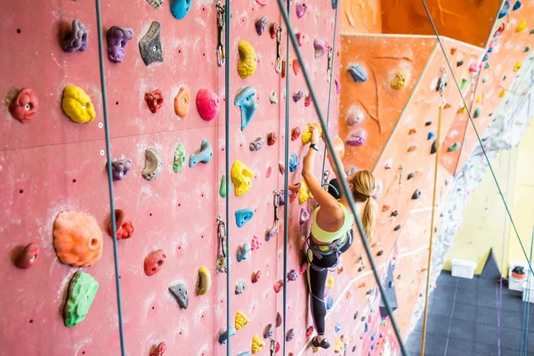 Adatto donna arrampicata su roccia — Foto Stock