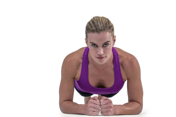Mięśni kobieta robi push upy — Zdjęcie stockowe